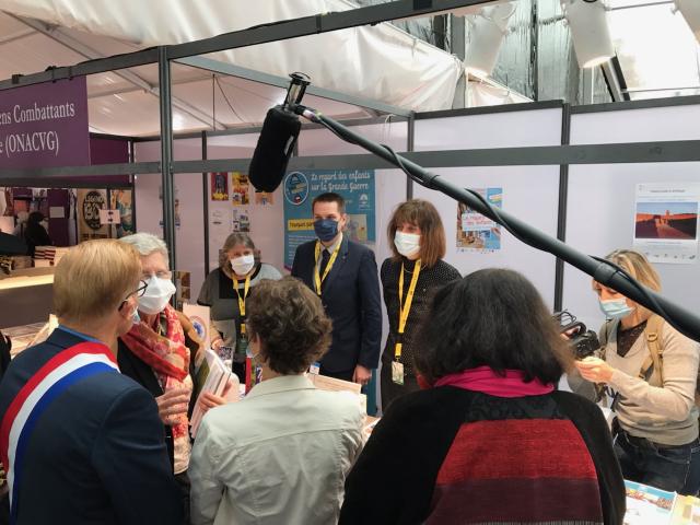 Visite sur le stand de Madame Geneviève Darrieussecq, Ministre déléguée auprès de la Ministre des armées, chargée de la mémoire et des anciens combattants