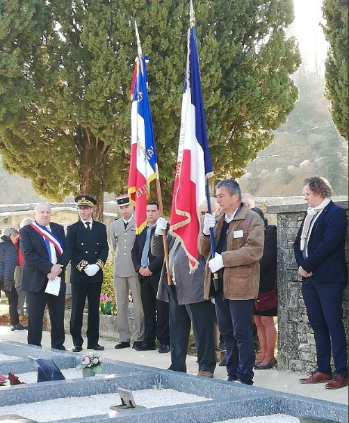 Moment de recueillement au cimetière 