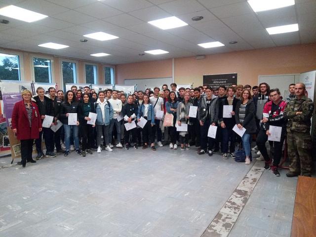 La remise de diplômes des jeunes participants à la JDC