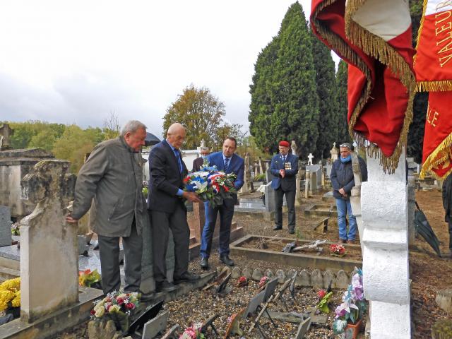 Dépôt de gerbe sur la tombe du Caporal Dufour