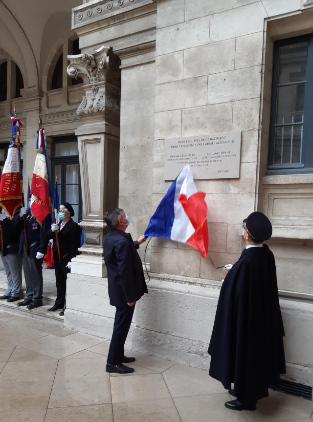 Dévoilement de la plaque par M. Pascal Mailhos et M. Christophe Guilloteau