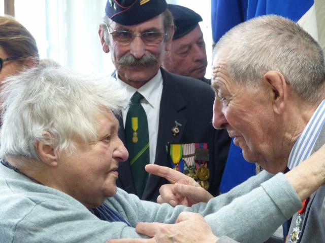 Jean Scheibel et une résidente, chantent la Marseillaise