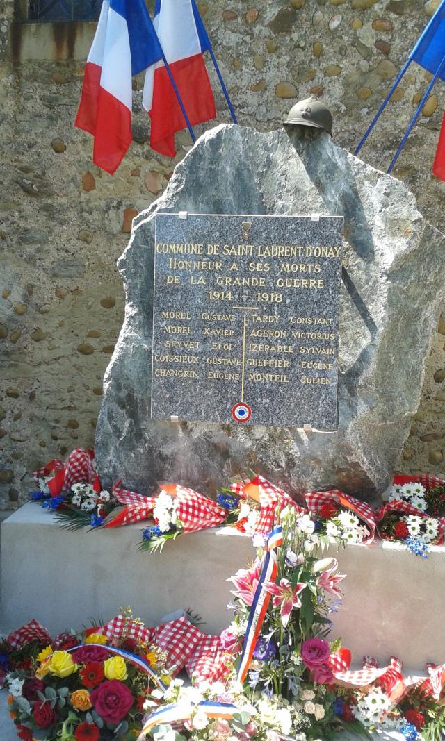 Le monument de granit et sa plaque commémorative