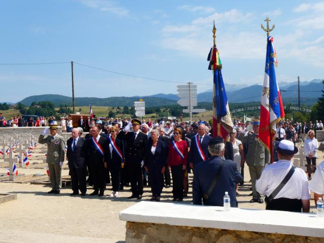 Les autorités dans la nécropole nationale de Vassieux