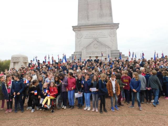 Le sous-préfet de Lens entouré par les enfants lors de la cérémonie du 18 octobre