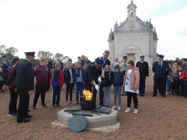 Ravivage de la flamme lors de la cérémonie du 19 octobre