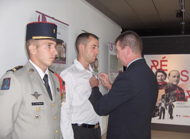 remise des médailles aux deux blessés