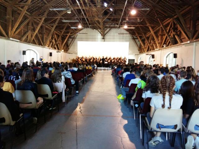 500 élèves chantent l'Hymne européen