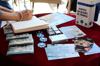 photo Vente des objets promotionnels du Bleuet à la fin du spectacle