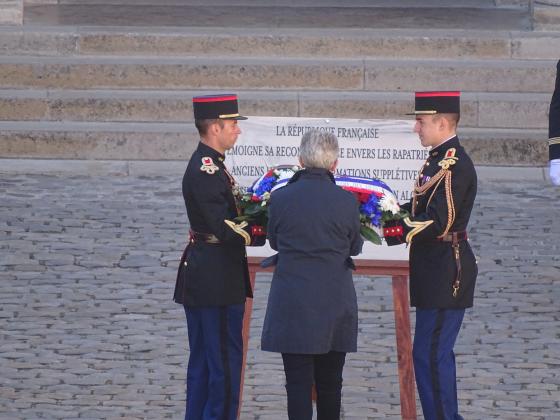 Dépôt de gerbe devant la plaque commémorative