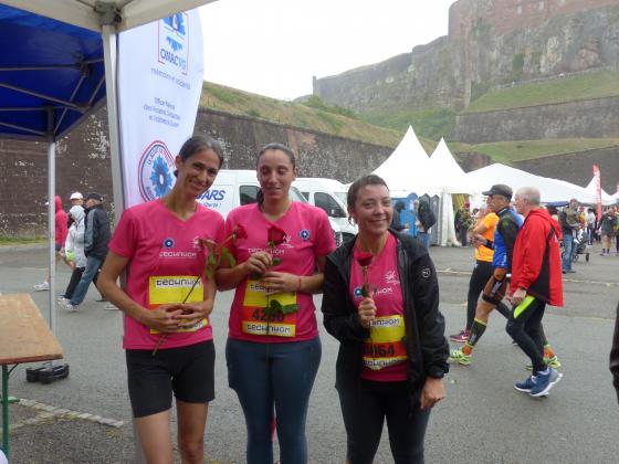 Trois coureuses de la course du Lion avec le Bleuet