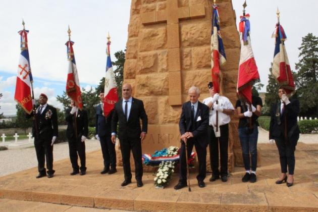 Dépôt de gerbe à Takrouna - le directeur de l'ONACVG et le colonel Pierre Robédat