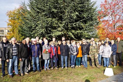 Groupe des bénévoles ayant participé à la pose et à la dépose du dispositif lumineux.