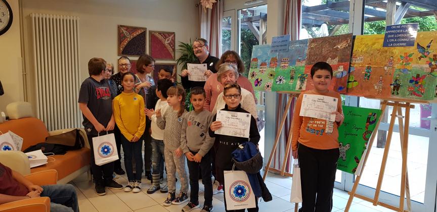 Les jeunes élèves devant la fresque