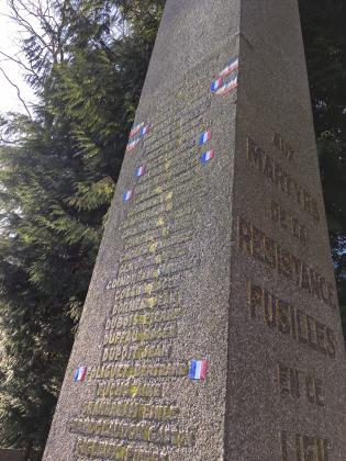 Le nom des maquisards fusillés inscrits sur le monument de la Vierge