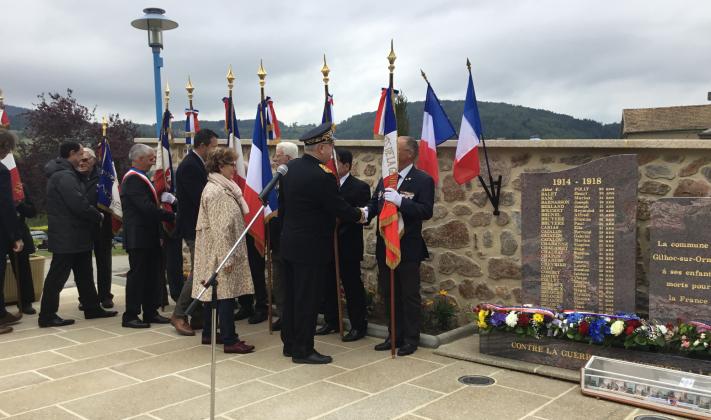 Les autorités saluant les porte-drapeaux