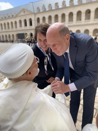 Jean-Jacques Bridey et Rose-Marie Antoine saluent un goumier marocain