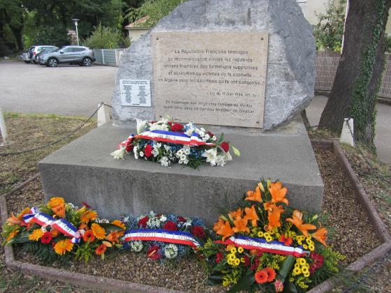 la stèle avec la plaque dévoilée