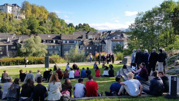 Cérémonie conduite par des élèves du collège Saint-Joseph et du lycée de la Montagne devant le Cairn des Evadés