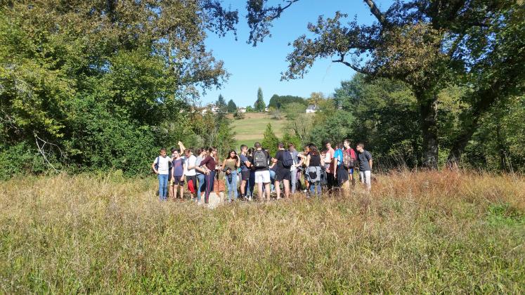 Les élèves du collège Saint-Joseph et du Lycée de la Montagne regroupés lors de la marche mémorielle le long du Gave d'Ossau. 