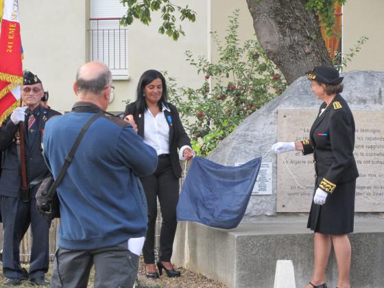 ​dévoilement de la plaque avec les 25 noms des familles