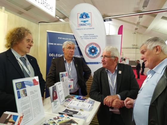 Visite des maires sur le stand conjoint OONAC-VG / Délégation Militaire Départementale