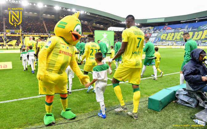 Riri la mascotte du FCN arbore le Bleuet