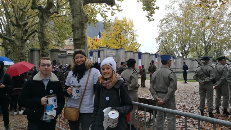 Les collecteurs bénévoles des Jeunes IHEDN Nouvelle-Aquitaine devant le monument aux morts de Bordeaux place du 11 novembre