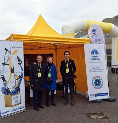 Véronique Peaucelle-Delelis et Michel Valin visitent le stand du Bleuet