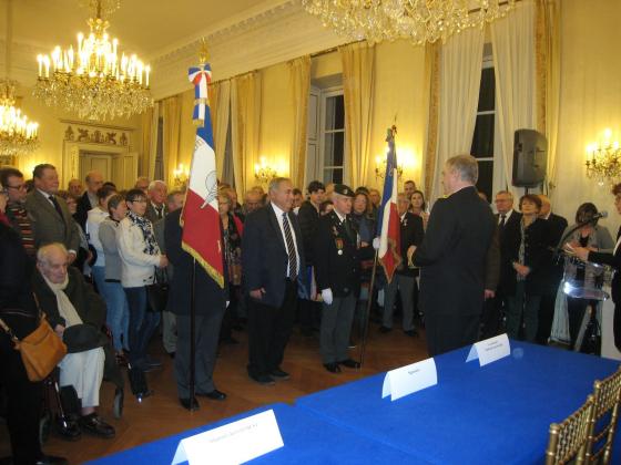 les récipiendaires entourés de 2 porte drapeaux