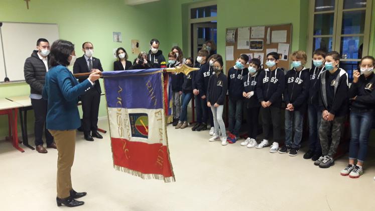 Présentation du drapeau par madame la sous-préfète aux élèves de la classe de 6ème défense et sécurité globale du collège La Sainte Famille de Moissac.