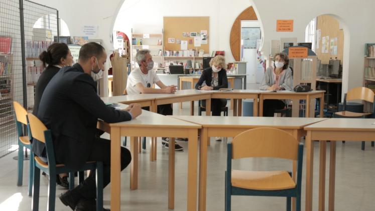 Moment d'échanges avec les professeurs d'histoire, la responsable du CDI et le proviseur du Lycée Régnault