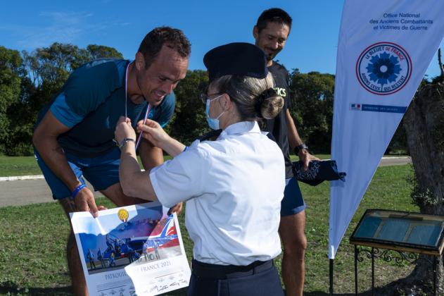 Remise de médaille au gagnant du semi-marathon masculin