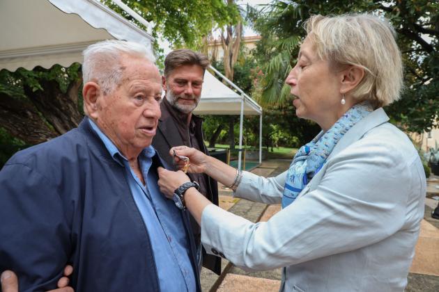 Remise de croix à un ancien de la campagne d'Italie par la directrice générale