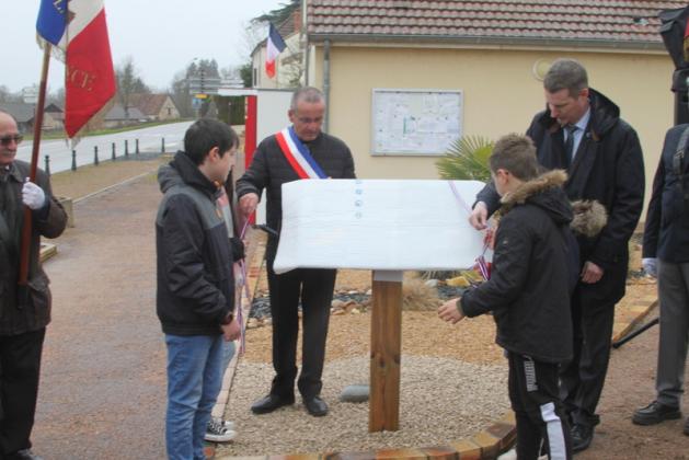 Une cérémonie en présence de jeunes scolaires de la commune