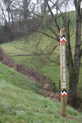 Poteau marquant l'emplacement de l'ancienne guérite allemande.