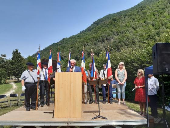 Le Commandant Pierre, encadré des porte-drapeaux, explique le déroulement de la cérémonie