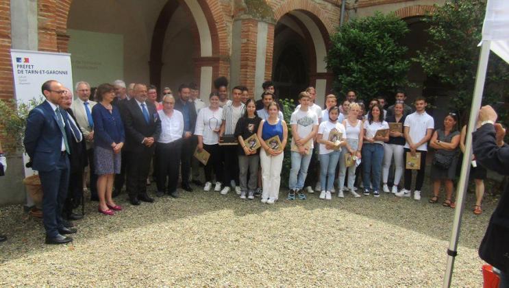 Photo de groupe réunissant les élèves, les partenaires et Madame la Préfète de Tarn-et-Garonne