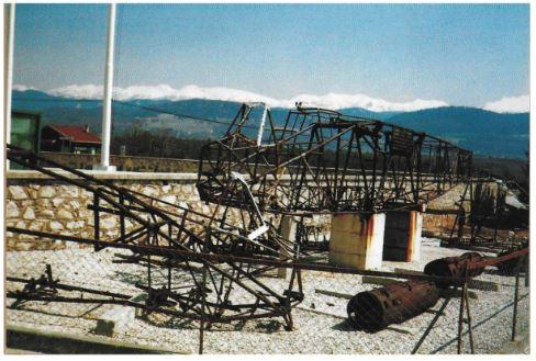 Vestiges d'un DFS 230, en 1984, sur le site de la Nécropole de Vassieux (Collection Didier Croibier-Muscat)