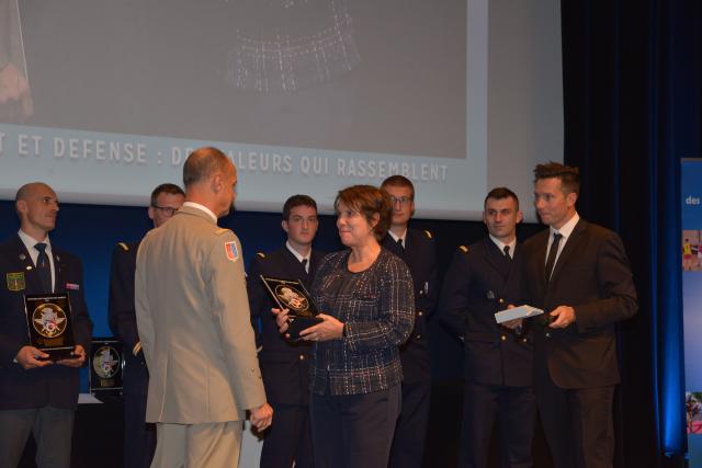 Remise du Trophée à la directrice générale de l'ONACVG, Rose-Marie Antoine