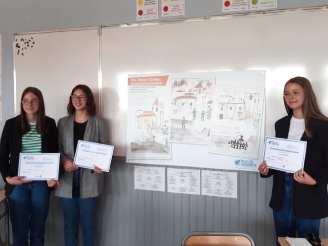 Elèves présentant leur diplôme