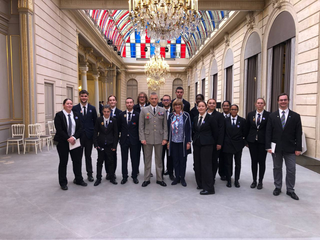 À l’occasion du 11 novembre 2024, l’Office national des combattants et des victimes de guerre a invité quinze pupilles de la Nation et deux pupilles de la République ainsi que seize jeunes porte-drapeaux à participer aux cérémonies. Les départements du maillage territorial et des associations ainsi que de la solidarité de l’Office ont encadré et accompagné les participants au cours de ce séjour placé sous le signe de la cohésion et de la mémoire, et financé par les crédits du Bleuet de France. Les pupilles 
