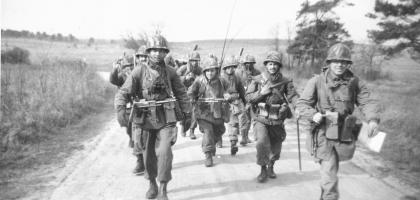 Groupe de Harkis marchant