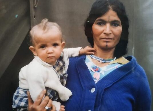 Visages d'une femme et d'un enfant