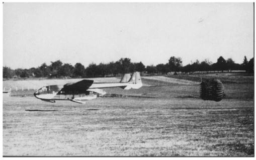 un Gotha 242 atterit en déployant son parachute