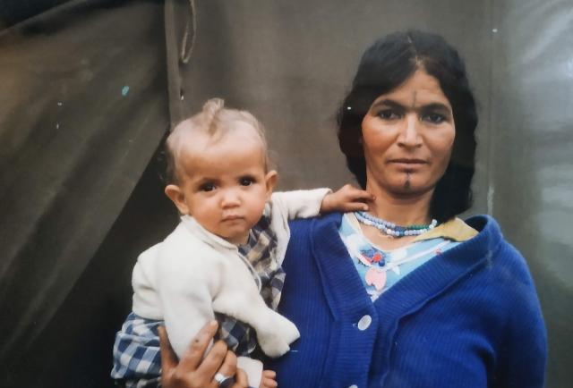 Visages d'une femme et d'un enfant