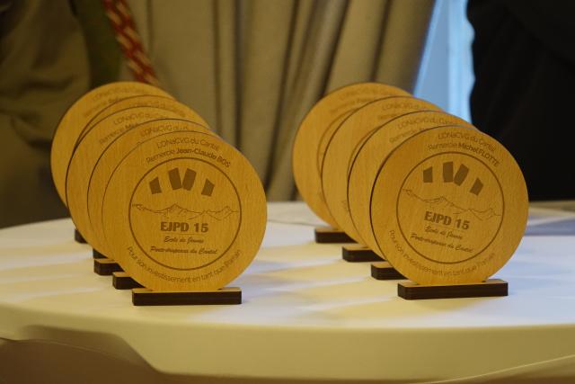  Trophées offerts par l’ONaCVG du Cantal aux porte-drapeaux titulaires, parrains investis dans l’EJPD15 depuis sa création. 