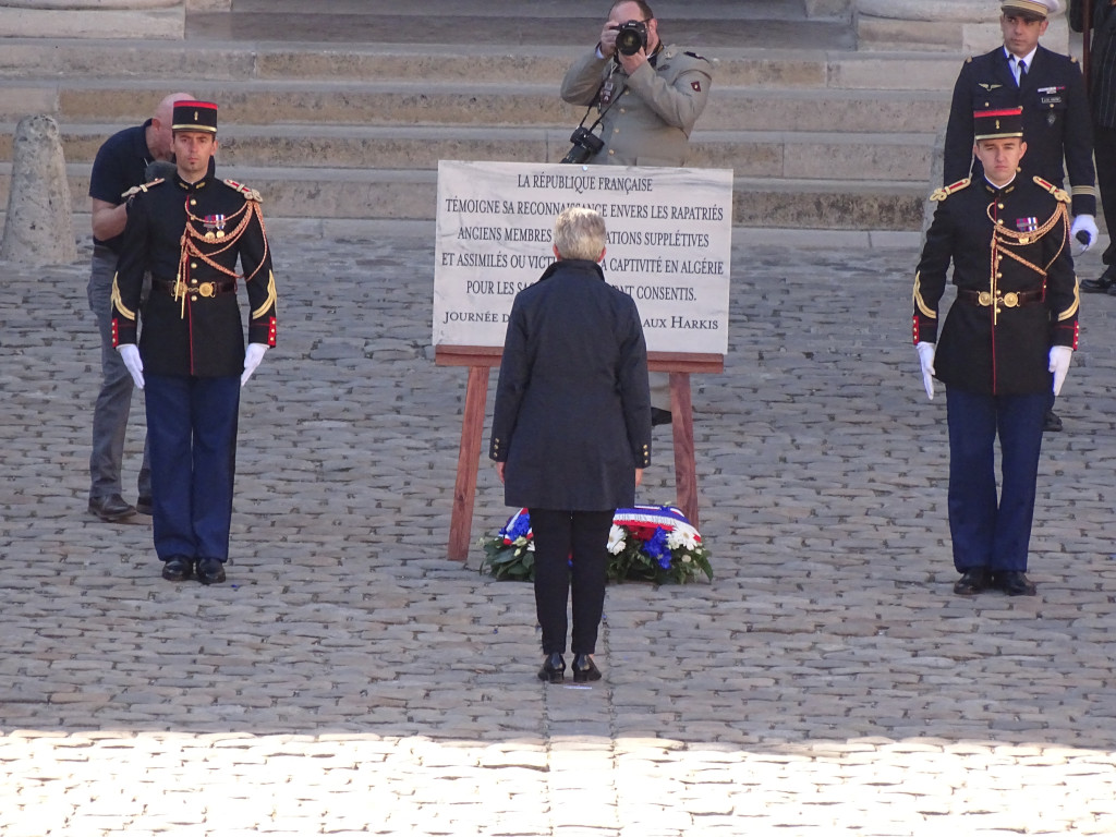 Geneviève Darrieussecq venant de déposer une gerbe devant la plaque commémorative