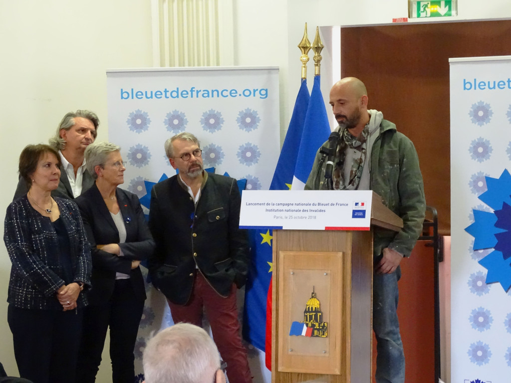L'artiste Crey132, auteur du clean-tag sur le rond point du Bleuet de France
