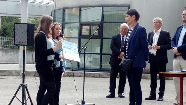 Mme Martinez recevant le chèque